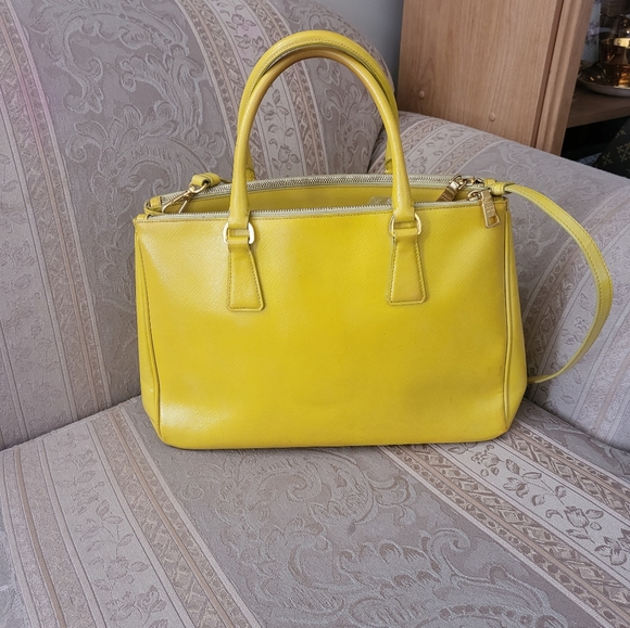 (SOLD)Authentic Prada Galleria Saffiano Leather two way bag - Picture 2 of 16